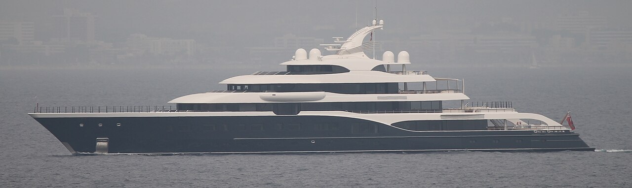 Symphony — Bernard Arnault's 101.5-metre Feadship. One hull, two decks, pure restraint.